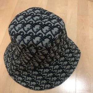 DIOR BUCKET HAT sz small/ med brand new never worn before
